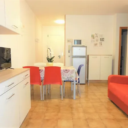 Bright Flat 100mt From The Sea 公寓